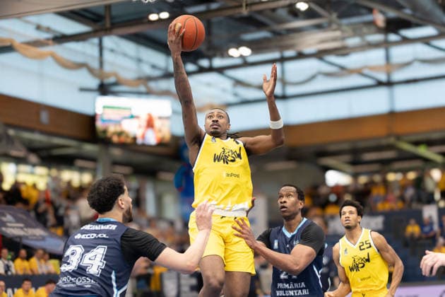 Lee Edward Skinner (CSO, 34), Landrius Horton (Dziki, 1), Mouhamed Barro (CSO, 24), CSO Voluntari vs. Dziki Warszawa, European North Basketball League, Final Four, Halbfinale 2025 26, Rumänien, Polen, 22.04.2026. Weissenfels Stadthalle Sachsen-Anhalt Deutschland