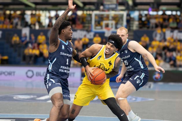 Sacar Kofi Assante Anim (CSO, 1), Rivaldo Soares (Dziki, 4), Tudor George Girbea (CSO, 35), CSO Voluntari vs. Dziki Warszawa, European North Basketball League, Final Four, Halbfinale 2025 26, Rumänien, Polen, 22.04.2026. Weissenfels Stadthalle Sachsen-Anhalt Deutschland