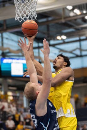 Tudor George Girbea (CSO, 35), Ody Oguama (Dzigi, 25), CSO Voluntari vs. Dziki Warszawa, European North Basketball League, Final Four, Halbfinale 2025 26, Rumänien, Polen, 22.04.2026. Weissenfels Stadthalle Sachsen-Anhalt Deutschland