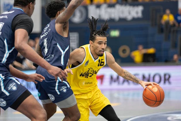 Sacar Kofi Assante Anim (CSO, 1), Tahlik Chavez (Dzigi, 16), CSO Voluntari vs. Dziki Warszawa, European North Basketball League, Final Four, Halbfinale 2025 26, Rumänien, Polen, 22.04.2026. Weissenfels Stadthalle Sachsen-Anhalt Deutschland