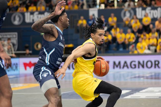 Sacar Kofi Assante Anim (CSO, 1), Tahlik Chavez (Dzigi, 16), CSO Voluntari vs. Dziki Warszawa, European North Basketball League, Final Four, Halbfinale 2025 26, Rumänien, Polen, 22.04.2026. Weissenfels Stadthalle Sachsen-Anhalt Deutschland