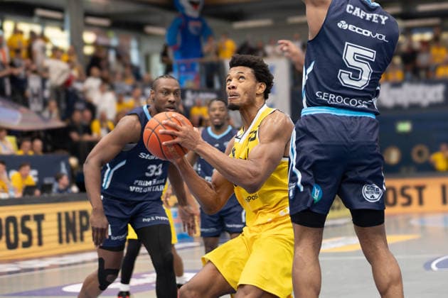 Solomon Devin Young (CSO, 33), Ody Oguama (Dzigi, 25), Michael Anthony Caffey (CSO, 5), CSO Voluntari vs. Dziki Warszawa, European North Basketball League, Final Four, Halbfinale 2025 26, Rumänien, Polen, 22.04.2026. Weissenfels Stadthalle Sachsen-Anhalt Deutschland