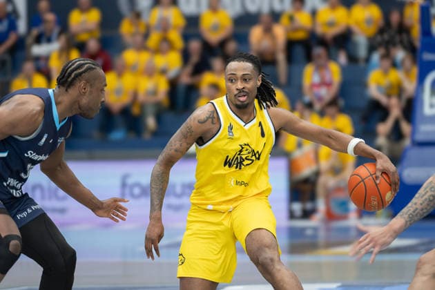 Solomon Devin Young (CSO, 33), Landrius Horton (Dziki, 1), CSO Voluntari vs. Dziki Warszawa, European North Basketball League, Final Four, Halbfinale 2025 26, Rumänien, Polen, 22.04.2026. Weissenfels Stadthalle Sachsen-Anhalt Deutschland
