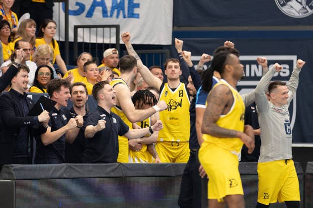 Dziki Warszawa Spieler jubeln nach 87:80 Sieg, CSO Voluntari vs. Dziki Warszawa, European North Basketball League, Final Four, Halbfinale 2025 26, Rumänien, Polen, 22.04.2026. Weissenfels Stadthalle Sachsen-Anhalt Deutschland