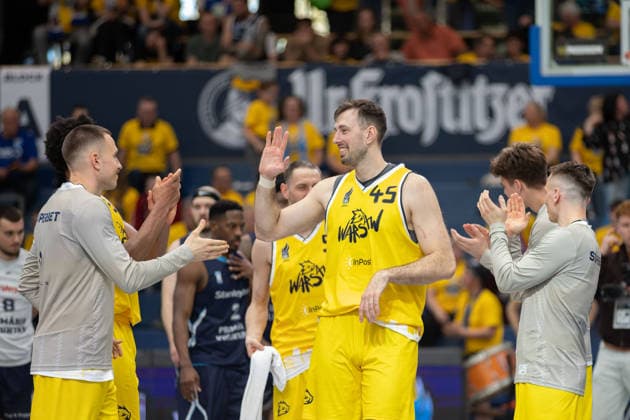 Dziki Warszawa Spieler jubeln nach 87:80 Sieg, CSO Voluntari vs. Dziki Warszawa, European North Basketball League, Final Four, Halbfinale 2025 26, Rumänien, Polen, 22.04.2026. Weissenfels Stadthalle Sachsen-Anhalt Deutschland
