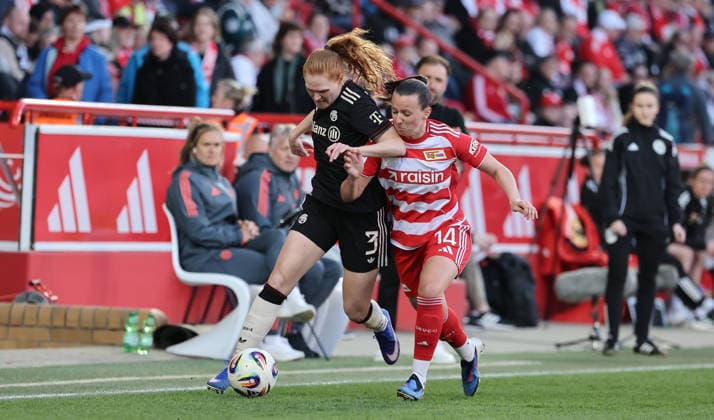 Stine Ballisager, Hannah Eurlings Zweikampf Spielszene Aktion Fußball Fussball 1. Bundesliga Damen Frauen 23. Spieltag Saison 2025 2026 22.04.2026 1.FC Union Berlin vs. FC Bayern München FCB DFL regulations prohibit any use of photographs as image sequences and or quasi-video
