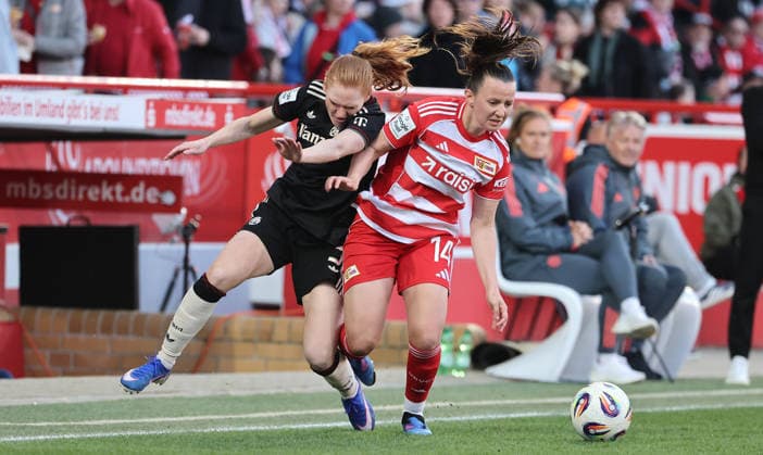 Stine Ballisager, Hannah Eurlings Zweikampf Spielszene Aktion Fußball Fussball 1. Bundesliga Damen Frauen 23. Spieltag Saison 2025 2026 22.04.2026 1.FC Union Berlin vs. FC Bayern München FCB DFL regulations prohibit any use of photographs as image sequences and or quasi-video
