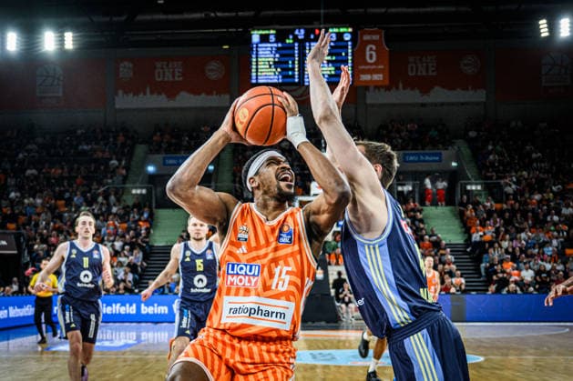 Neu Ulm, Deutschland, 22.04.26: Justin Simon (ratiopharm ulm) und Malte Delow (ALBA Berlin) im Zweikampf waehrend des Basketball Bundesliga Spiels zwischen ratiopharm ulm vs ALBA Berlin in der ratiopharm Arena am 22. April 2026 in Neu Ulm, Deutschland. (Foto von Harry Langer DeFodi Images) ratiopharm Arena, Germany, 22.04.26: Justin Simon (ratiopharm ulm) und Malte Delow (ALBA Berlin) battle for the ball during the Basketball Bundesliga match between ratiopharm ulm vs ALBA Berlin at Neu Ulm on April 22, 2026 in ratiopharm Arena, Germany. (Photo by Harry Langer DeFodi Images) (Photo by Harry Langer DeFodi Images) -