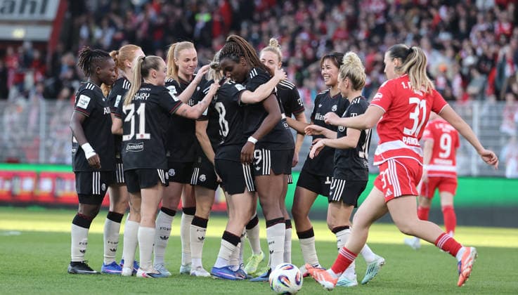 Barbara Dunst (28) jubelt nach Tor zum 1:2 mit Edna Imade und Teamkolleginnen Freude Emotion Jubel Fußball Fussball 1. Bundesliga Damen Frauen 23. Spieltag Saison 2025 2026 22.04.2026 1.FC Union Berlin vs. FC Bayern München FCB DFL regulations prohibit any use of photographs as image sequences and or quasi-video