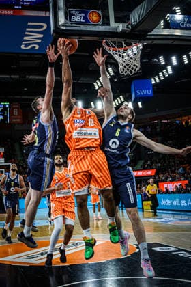 Neu Ulm, Deutschland, 22.04.26: Mark Smith (ratiopharm ulm) und Malte Delow (ALBA Berlin) im Zweikampf waehrend des Basketball Bundesliga Spiels zwischen ratiopharm ulm vs ALBA Berlin in der ratiopharm Arena am 22. April 2026 in Neu Ulm, Deutschland. (Foto von Harry Langer DeFodi Images) ratiopharm Arena, Germany, 22.04.26: Mark Smith (ratiopharm ulm) und Malte Delow (ALBA Berlin) battle for the ball during the Basketball Bundesliga match between ratiopharm ulm vs ALBA Berlin at Neu Ulm on April 22, 2026 in ratiopharm Arena, Germany. (Photo by Harry Langer DeFodi Images) (Photo by Harry Langer DeFodi Images) -
