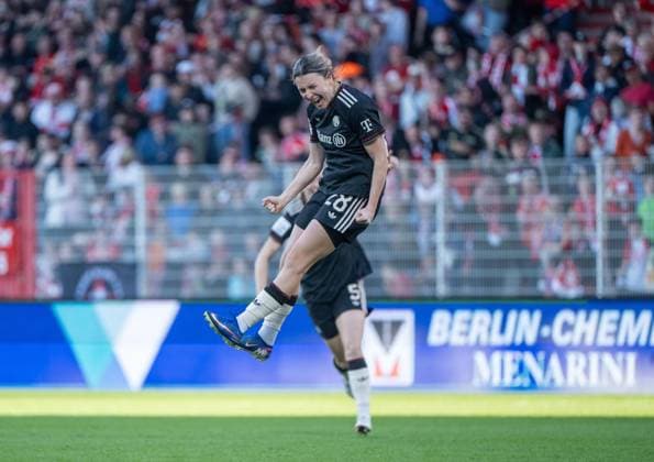 Fußball, Frauen, Saison 2025 2026, Google Pixel Frauen-Bundesliga (23. Spieltag), 1. FC Union Berlin -FC Bayern München, v. l. Barbara Dunst (FC Bayern München), Magdalena Eriksson (FC Bayern München), Jubel nach Tor zum 1:2, 22.04. 2026, Copyright: xMatthiasxKochx