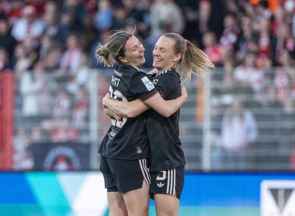 Fußball, Frauen, Saison 2025 2026, Google Pixel Frauen-Bundesliga (23. Spieltag), 1. FC Union Berlin -FC Bayern München, v. l. Barbara Dunst (FC Bayern München), Magdalena Eriksson (FC Bayern München), Jubel nach Tor zum 1:2, 22.04. 2026, Copyright: xMatthiasxKochx