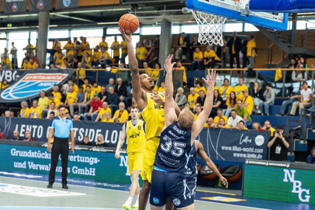 GER, ENBL VIMODROM Final 4, Halbfinale 1, CSO Voluntari - Dziki Warschau. 22.04.2026, Stadthalle, Weißenfels, GER, ENBL VIMODROM Final 4, Halbfinale 1, CSO Voluntari - Dziki Warschau. Ody Oguama (Dziki Warschau, 25), Tudorx Girbea (CSO Voluntari, 35) Â Foto Alexander Trienitz Weißenfels Stadthalle Sachsen-Anhalt Deutschland