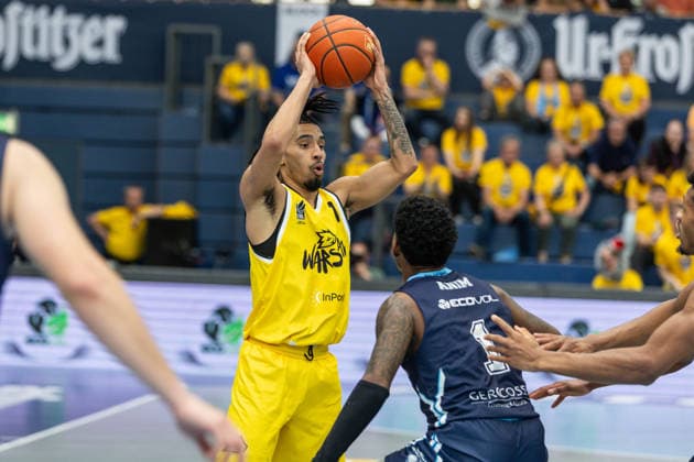 GER, ENBL VIMODROM Final 4, Halbfinale 1, CSO Voluntari - Dziki Warschau. 22.04.2026, Stadthalle, Weißenfels, GER, ENBL VIMODROM Final 4, Halbfinale 1, CSO Voluntari - Dziki Warschau. Tahlik Chavez (Dziki Warschau, 16), Sacar Anim (CSO Voluntari, 1) Â Foto Alexander Trienitz Weißenfels Stadthalle Sachsen-Anhalt Deutschland
