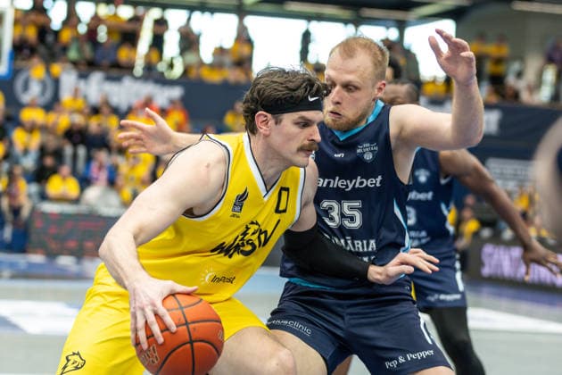 GER, ENBL VIMODROM Final 4, Halbfinale 1, CSO Voluntari - Dziki Warschau. 22.04.2026, Stadthalle, Weißenfels, GER, ENBL VIMODROM Final 4, Halbfinale 1, CSO Voluntari - Dziki Warschau. Bennett Vander Plas (Dziki Warschau, 0), Tudorx Girbea (CSO Voluntari, 35) Â Foto Alexander Trienitz Weißenfels Stadthalle Sachsen-Anhalt Deutschland