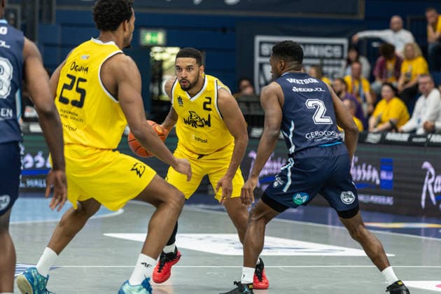 GER, ENBL VIMODROM Final 4, Halbfinale 1, CSO Voluntari - Dziki Warschau. 22.04.2026, Stadthalle, Weißenfels, GER, ENBL VIMODROM Final 4, Halbfinale 1, CSO Voluntari - Dziki Warschau. Darnell Edge (Dziki Warschau, 2), Giordan Watson (CSO Voluntari, 2) Â Foto Alexander Trienitz Weißenfels Stadthalle Sachsen-Anhalt Deutschland