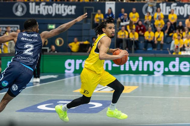 GER, ENBL VIMODROM Final 4, Halbfinale 1, CSO Voluntari - Dziki Warschau. 22.04.2026, Stadthalle, Weißenfels, GER, ENBL VIMODROM Final 4, Halbfinale 1, CSO Voluntari - Dziki Warschau. Tahlik Chavez (Dziki Warschau, 16), Giordan Watson (CSO Voluntari, 2) Â Foto Alexander Trienitz Weißenfels Stadthalle Sachsen-Anhalt Deutschland
