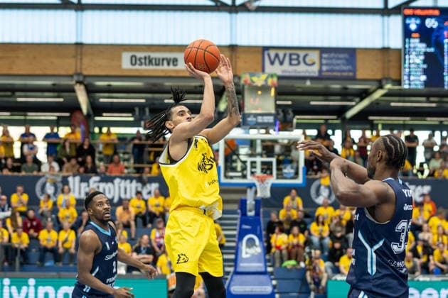 GER, ENBL VIMODROM Final 4, Halbfinale 1, CSO Voluntari - Dziki Warschau. 22.04.2026, Stadthalle, Weißenfels, GER, ENBL VIMODROM Final 4, Halbfinale 1, CSO Voluntari - Dziki Warschau. Tahlik Chavez (Dziki Warschau, 16) Â Foto Alexander Trienitz Weißenfels Stadthalle Sachsen-Anhalt Deutschland