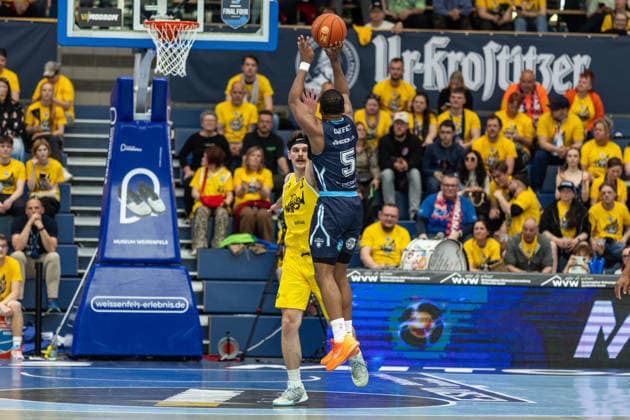 GER, ENBL VIMODROM Final 4, Halbfinale 1, CSO Voluntari - Dziki Warschau. 22.04.2026, Stadthalle, Weißenfels, GER, ENBL VIMODROM Final 4, Halbfinale 1, CSO Voluntari - Dziki Warschau. Mike Caffey (CSO Voluntari, 5) Â Foto Alexander Trienitz Weißenfels Stadthalle Sachsen-Anhalt Deutschland