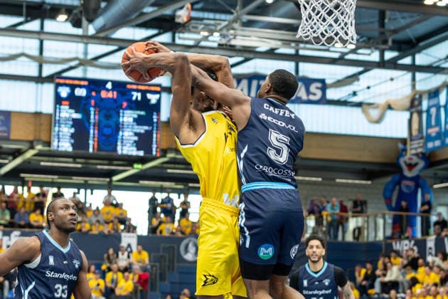 GER, ENBL VIMODROM Final 4, Halbfinale 1, CSO Voluntari - Dziki Warschau. 22.04.2026, Stadthalle, Weißenfels, GER, ENBL VIMODROM Final 4, Halbfinale 1, CSO Voluntari - Dziki Warschau. Benjamin Obem (Dziki Warschau, 15), Mike Caffey (CSO Voluntari, 5) Â Foto Alexander Trienitz Weißenfels Stadthalle Sachsen-Anhalt Deutschland