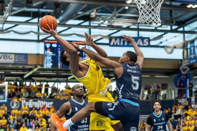 GER, ENBL VIMODROM Final 4, Halbfinale 1, CSO Voluntari - Dziki Warschau. 22.04.2026, Stadthalle, Weißenfels, GER, ENBL VIMODROM Final 4, Halbfinale 1, CSO Voluntari - Dziki Warschau. Ody Oguama (Dziki Warschau, 25), Mike Caffey (CSO Voluntari, 5) Â Foto Alexander Trienitz Weißenfels Stadthalle Sachsen-Anhalt Deutschland