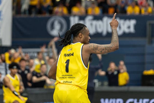 GER, ENBL VIMODROM Final 4, Halbfinale 1, CSO Voluntari - Dziki Warschau. 22.04.2026, Stadthalle, Weißenfels, GER, ENBL VIMODROM Final 4, Halbfinale 1, CSO Voluntari - Dziki Warschau. Landrius Horton (Dziki Warschau, 1) jubelt Â Foto Alexander Trienitz Weißenfels Stadthalle Sachsen-Anhalt Deutschland