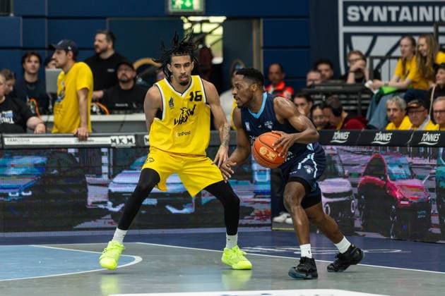 GER, ENBL VIMODROM Final 4, Halbfinale 1, CSO Voluntari - Dziki Warschau. 22.04.2026, Stadthalle, Weißenfels, GER, ENBL VIMODROM Final 4, Halbfinale 1, CSO Voluntari - Dziki Warschau. Giordan Watson (CSO Voluntari, 2), Tahlik Chavez (Dziki Warschau, 16) Â Foto Alexander Trienitz Weißenfels Stadthalle Sachsen-Anhalt Deutschland