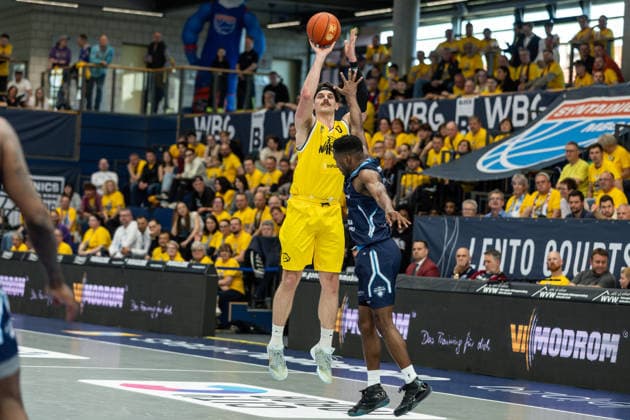 GER, ENBL VIMODROM Final 4, Halbfinale 1, CSO Voluntari - Dziki Warschau. 22.04.2026, Stadthalle, Weißenfels, GER, ENBL VIMODROM Final 4, Halbfinale 1, CSO Voluntari - Dziki Warschau. Bennett Vander Plas (Dziki Warschau, 0), Giordan Watson (CSO Voluntari, 2) Â Foto Alexander Trienitz Weißenfels Stadthalle Sachsen-Anhalt Deutschland