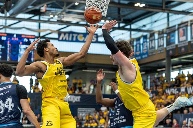 GER, ENBL VIMODROM Final 4, Halbfinale 1, CSO Voluntari - Dziki Warschau. 22.04.2026, Stadthalle, Weißenfels, GER, ENBL VIMODROM Final 4, Halbfinale 1, CSO Voluntari - Dziki Warschau. Ody Oguama (Dziki Warschau, 25), Bennett Vander Plas (Dziki Warschau, 0) Â Foto Alexander Trienitz Weißenfels Stadthalle Sachsen-Anhalt Deutschland