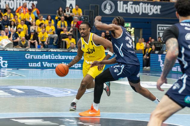 GER, ENBL VIMODROM Final 4, Halbfinale 1, CSO Voluntari - Dziki Warschau. 22.04.2026, Stadthalle, Weißenfels, GER, ENBL VIMODROM Final 4, Halbfinale 1, CSO Voluntari - Dziki Warschau. Landrius Horton (Dziki Warschau, 1), Solomon Young (CSO Voluntari, 33) Â Foto Alexander Trienitz Weißenfels Stadthalle Sachsen-Anhalt Deutschland