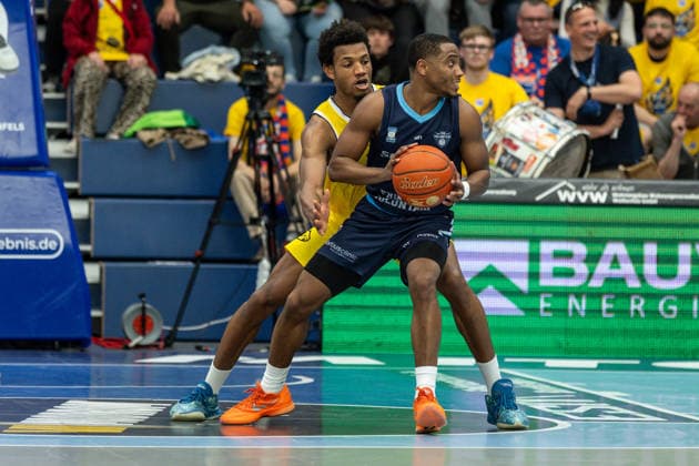 GER, ENBL VIMODROM Final 4, Halbfinale 1, CSO Voluntari - Dziki Warschau. 22.04.2026, Stadthalle, Weißenfels, GER, ENBL VIMODROM Final 4, Halbfinale 1, CSO Voluntari - Dziki Warschau. Mike Caffey (CSO Voluntari, 5) Â Foto Alexander Trienitz Weißenfels Stadthalle Sachsen-Anhalt Deutschland