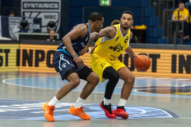 GER, ENBL VIMODROM Final 4, Halbfinale 1, CSO Voluntari - Dziki Warschau. 22.04.2026, Stadthalle, Weißenfels, GER, ENBL VIMODROM Final 4, Halbfinale 1, CSO Voluntari - Dziki Warschau. Darnell Edge (Dziki Warschau, 2), Mike Caffey (CSO Voluntari, 5) Â Foto Alexander Trienitz Weißenfels Stadthalle Sachsen-Anhalt Deutschland