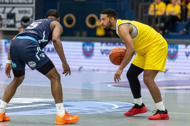 GER, ENBL VIMODROM Final 4, Halbfinale 1, CSO Voluntari - Dziki Warschau. 22.04.2026, Stadthalle, Weißenfels, GER, ENBL VIMODROM Final 4, Halbfinale 1, CSO Voluntari - Dziki Warschau. Darnell Edge (Dziki Warschau, 2), Mike Caffey (CSO Voluntari, 5) Â Foto Alexander Trienitz Weißenfels Stadthalle Sachsen-Anhalt Deutschland