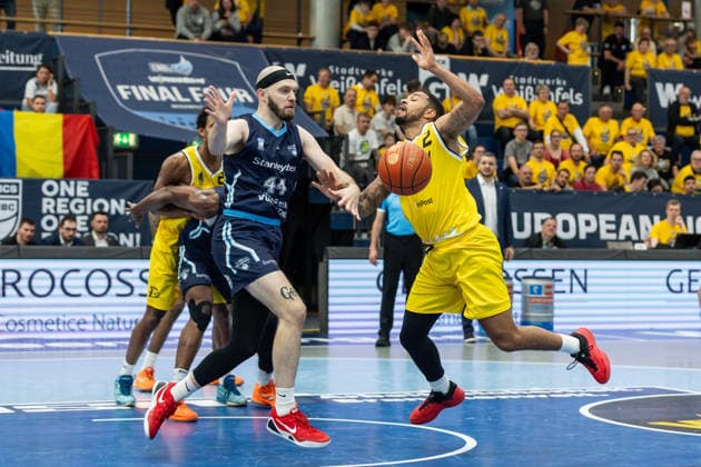 GER, ENBL VIMODROM Final 4, Halbfinale 1, CSO Voluntari - Dziki Warschau. 22.04.2026, Stadthalle, Weißenfels, GER, ENBL VIMODROM Final 4, Halbfinale 1, CSO Voluntari - Dziki Warschau. Darnell Edge (Dziki Warschau, 2), Kodi Justice (CSO Voluntari, 44) Â Foto Alexander Trienitz Weißenfels Stadthalle Sachsen-Anhalt Deutschland