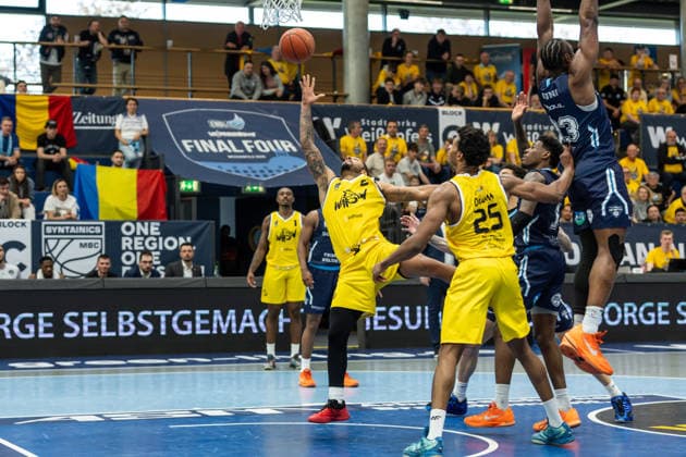 GER, ENBL VIMODROM Final 4, Halbfinale 1, CSO Voluntari - Dziki Warschau. 22.04.2026, Stadthalle, Weißenfels, GER, ENBL VIMODROM Final 4, Halbfinale 1, CSO Voluntari - Dziki Warschau. Darnell Edge (Dziki Warschau, 2) Â Foto Alexander Trienitz Weißenfels Stadthalle Sachsen-Anhalt Deutschland