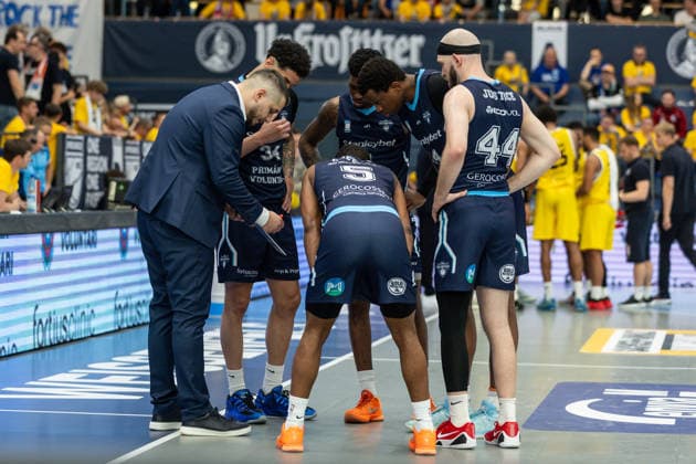 GER, ENBL VIMODROM Final 4, Halbfinale 1, CSO Voluntari - Dziki Warschau. 22.04.2026, Stadthalle, Weißenfels, GER, ENBL VIMODROM Final 4, Halbfinale 1, CSO Voluntari - Dziki Warschau. Dan Ioan (Head Coach), CSO Voluntari spricht mit seinen Spielern Â Foto Alexander Trienitz Weißenfels Stadthalle Sachsen-Anhalt Deutschland