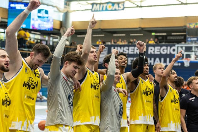 GER, ENBL VIMODROM Final 4, Halbfinale 1, CSO Voluntari - Dziki Warschau. 22.04.2026, Stadthalle, Weißenfels, GER, ENBL VIMODROM Final 4, Halbfinale 1, CSO Voluntari - Dziki Warschau. Team Dziki Warschau jubelt nach dem Sieg Â Foto Alexander Trienitz Weißenfels Stadthalle Sachsen-Anhalt Deutschland