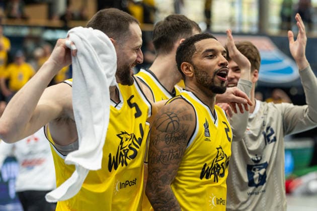 GER, ENBL VIMODROM Final 4, Halbfinale 1, CSO Voluntari - Dziki Warschau. 22.04.2026, Stadthalle, Weißenfels, GER, ENBL VIMODROM Final 4, Halbfinale 1, CSO Voluntari - Dziki Warschau. Michal Aleksandrowicz (Dziki Warschau, 5) und Darnell Edge (Dziki Warschau, 2) jubeln nach dem Sieg Â Foto Alexander Trienitz Weißenfels Stadthalle Sachsen-Anhalt Deutschland