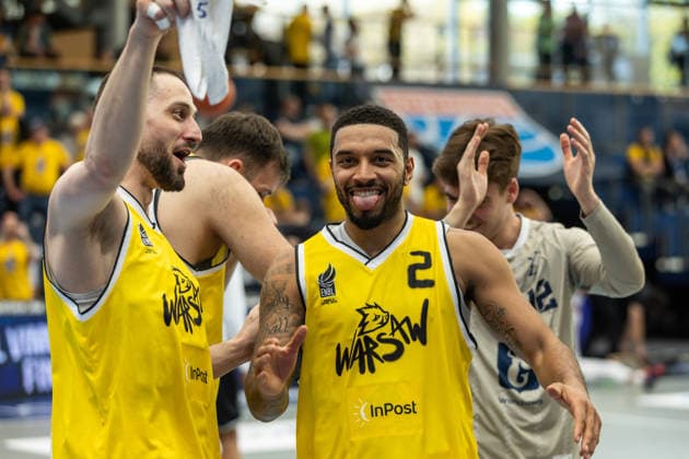 GER, ENBL VIMODROM Final 4, Halbfinale 1, CSO Voluntari - Dziki Warschau. 22.04.2026, Stadthalle, Weißenfels, GER, ENBL VIMODROM Final 4, Halbfinale 1, CSO Voluntari - Dziki Warschau. Michal Aleksandrowicz (Dziki Warschau, 5) und Darnell Edge (Dziki Warschau, 2) jubeln nach dem Sieg Â Foto Alexander Trienitz Weißenfels Stadthalle Sachsen-Anhalt Deutschland