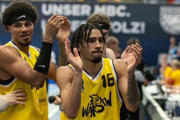 GER, ENBL VIMODROM Final 4, Halbfinale 1, CSO Voluntari - Dziki Warschau. 22.04.2026, Stadthalle, Weißenfels, GER, ENBL VIMODROM Final 4, Halbfinale 1, CSO Voluntari - Dziki Warschau. Tahlik Chavez (Dziki Warschau, 16) jubelt nach dem Sieg Â Foto Alexander Trienitz Weißenfels Stadthalle Sachsen-Anhalt Deutschland