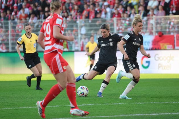 1. Fußball Bundesliga Frauen: Union Berlin - Bayern München, 22.04.2026 Tor, Barbara Dunst (Bayern Muenchen, 28) trift zum 1:2 ins Tor. Rechts Linda Dallmann (Bayern Muenchen, 10), während der Begegnung in der 1. Fußball Bundesliga Frauen: Union Berlin - Bayern München in Berlin, Stadion An der Alten Försterei , am 22.04.2026. DFB regulations prohibit any use of photographs as image sequences and or quasi video. Copyright: xBEAUTIFULxSPORTS Frankex