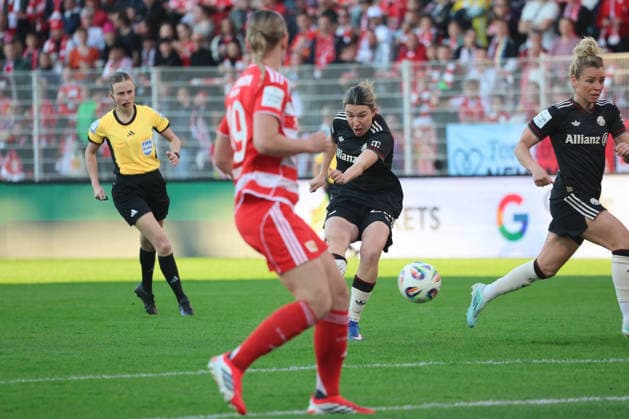 1. Fußball Bundesliga Frauen: Union Berlin - Bayern München, 22.04.2026 Tor, Barbara Dunst (Bayern Muenchen, 28) trift zum 1:2 ins Tor, während der Begegnung in der 1. Fußball Bundesliga Frauen: Union Berlin - Bayern München in Berlin, Stadion An der Alten Försterei , am 22.04.2026. DFB regulations prohibit any use of photographs as image sequences and or quasi video. Copyright: xBEAUTIFULxSPORTS Frankex