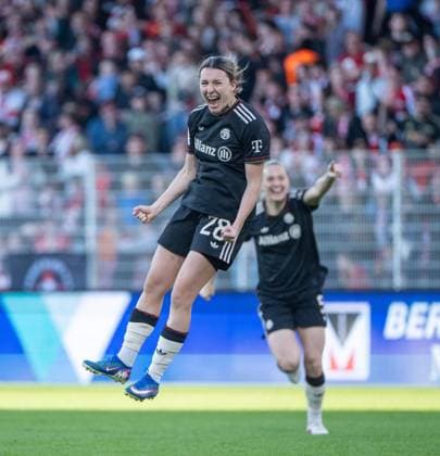 Fußball, Frauen, Saison 2025 2026, Google Pixel Frauen-Bundesliga (23. Spieltag), 1. FC Union Berlin -FC Bayern München, v. l. Barbara Dunst (FC Bayern München), Magdalena Eriksson (FC Bayern München), Jubel nach Tor zum 1:2, 22.04. 2026, Copyright: xMatthiasxKochx