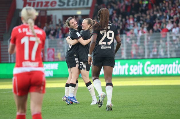 1. Fußball Bundesliga Frauen: Union Berlin - Bayern München, 22.04.2026 Torjubel, Jubel. Barbara Dunst (Bayern Muenchen, 28) jubelt mit Magdalena Eriksson (Bayern Muenchen, 5) über das Tor zum 1:2, rechts Edna Imade (Bayern Muenchen, 29), während der Begegnung in der 1. Fußball Bundesliga Frauen: Union Berlin - Bayern München in Berlin, Stadion An der Alten Försterei , am 22.04.2026. DFB regulations prohibit any use of photographs as image sequences and or quasi video. Copyright: xBEAUTIFULxSPORTS Frankex