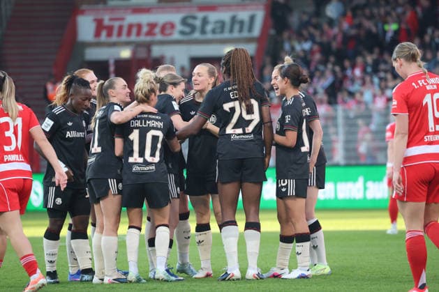 1. Fußball Bundesliga Frauen: Union Berlin - Bayern München, 22.04.2026 Torjubel, Jubel. Barbara Dunst (Bayern Muenchen, 28) jubelt mit Linda Dallmann (Bayern Muenchen, 10) , Edna Imade (Bayern Muenchen, 29) über das Tor zum 1:2, während der Begegnung in der 1. Fußball Bundesliga Frauen: Union Berlin - Bayern München in Berlin, Stadion An der Alten Försterei , am 22.04.2026. DFB regulations prohibit any use of photographs as image sequences and or quasi video. Copyright: xBEAUTIFULxSPORTS Frankex