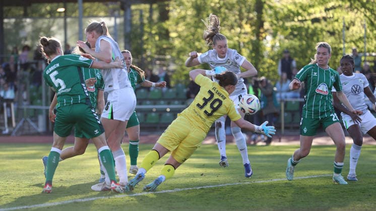 Bremen vs VfL, BL Frauen Bremen, 22.04.2026, Fußball, Frauen, Google Pixel Bundesliga, Saison 2025 2026, SV Werder Bremen vs VfL Wolfsburg, Michelle Ulbrich (Werder Bremen), Camilla Küver (VfL Wolfsburg), Janina Minge (VfL Wolfsburg), Torfrau Mariella El Sherif (Werder Bremen)Sarah Ernst (Werder Bremen) Deutschland