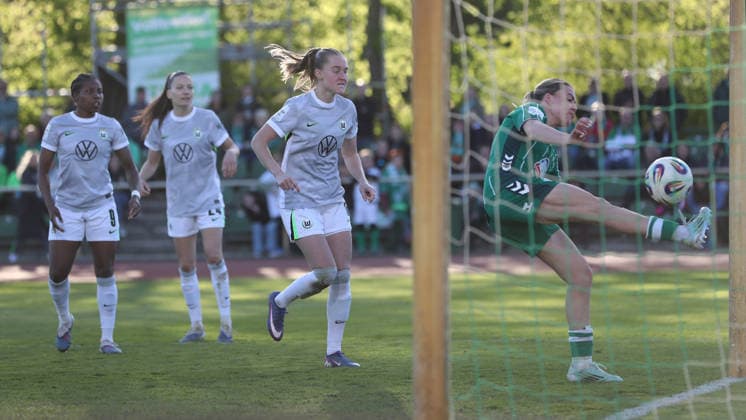 Bremen vs VfL, BL Frauen Bremen, 22.04.2026, Fußball, Frauen, Google Pixel Bundesliga, Saison 2025 2026, SV Werder Bremen vs VfL Wolfsburg, Lineth Beerensteyn (VfL Wolfsburg), Janina Minge (VfL Wolfsburg), Sarah Gutmann (Werder Bremen) Deutschland