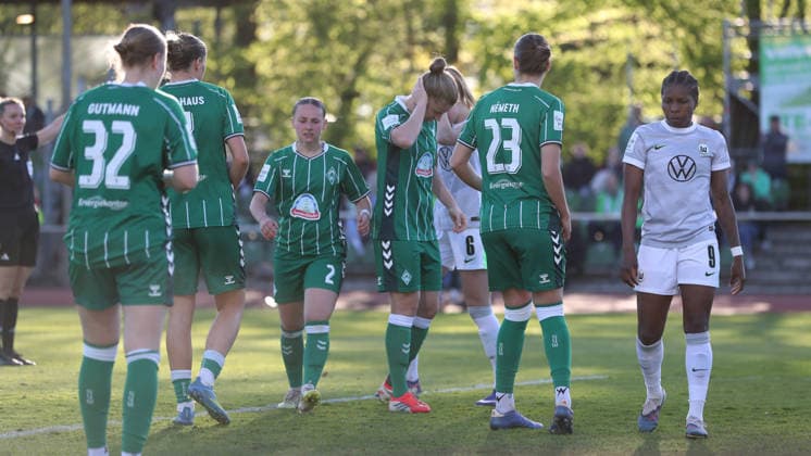 Bremen vs VfL, BL Frauen Bremen, 22.04.2026, Fußball, Frauen, Google Pixel Bundesliga, Saison 2025 2026, SV Werder Bremen vs VfL Wolfsburg, Lineth Beerensteyn (VfL Wolfsburg), Hanna Nemeth (Werder Bremen), Sarah Gutmann (Werder Bremen) Deutschland