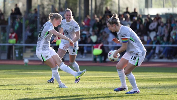 Bremen vs VfL, BL Frauen Bremen, 22.04.2026, Fußball, Frauen, Google Pixel Bundesliga, Saison 2025 2026, SV Werder Bremen vs VfL Wolfsburg, Justine Kielland (VfL Wolfsburg), Svenja Huth (VfL Wolfsburg)Janina Minge (VfL Wolfsburg) Deutschland