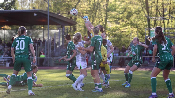 Bremen vs VfL, BL Frauen Bremen, 22.04.2026, Fußball, Frauen, Google Pixel Bundesliga, Saison 2025 2026, SV Werder Bremen vs VfL Wolfsburg, Torfrau Mariella El Sherif (Werder Bremen), Camilla Küver (VfL Wolfsburg), Larissa Mühlhaus (Werder Bremen) Deutschland